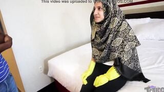 "Hijab Room Service" فتاة مراهقة عربية Shy 18yo Arab barely legal maid brings extra pillows and gets stuffed with huge african