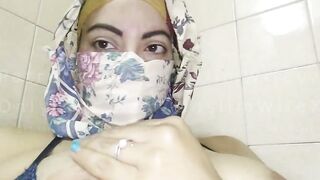 Real Amateur Arab Muslim Milf Masturbates Squirting Vagina And Having Fun With Titted On Web Cam