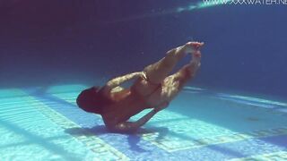 Canadian long boobs underwater