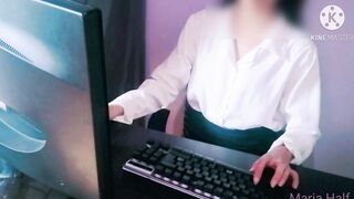 Malibog na pinay pasikretong nagfifinger sa office / Lusty pinay secretly finger into office