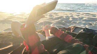 Пока никого нет на пляже, трахаю себя игрушкой и смотрю futanari