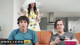 Brazzers - Spanish mom Maid Diamond Kitty Loves Anal