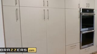 Brazzers - Milfs Kendra Lust is Stalking for a Cocking