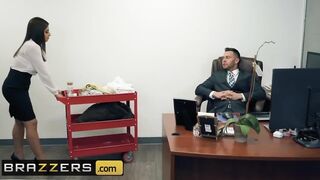Brazzers - Huge Tit Temp Ella Knox give a Crazy Masseur