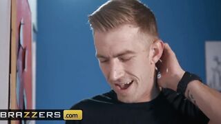 Brazzers - Nikky Dream Gets Stucked and needs to got Screwed out