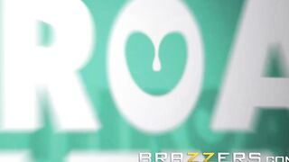 Brazzers - Riley Reid Gets Spread out by Doctor