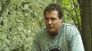 Im den Ruinen im Wald wollte die Schlampe gefickt werden