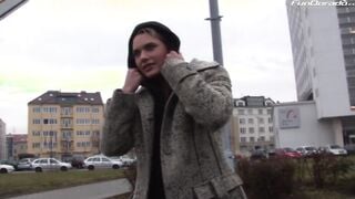 Lucia schmeckt Sperma richtig gut! Bumsbus auf touren