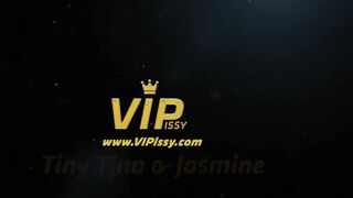 sexy Lesbians Share Piss Showers Inside Wc