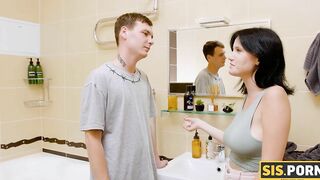 SISPORN. Confrontation inside bath tub ends for dude and stepsis
