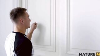 MATURE4K. Devious dude agrees to fix matures laptop only after quickie