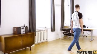 MATURE4K. Devious dude agrees to fix matures laptop only after quickie