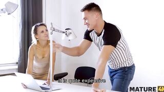 MATURE4K. Devious dude agrees to fix matures laptop only after quickie