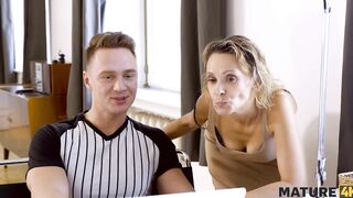 MATURE4K. Devious dude agrees to fix matures laptop only after quickie