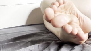Adorable Bombshell teenie shows her thin foot