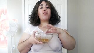 Stephanie Benitez eating a mango