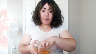 Stephanie Benitez eating a mango