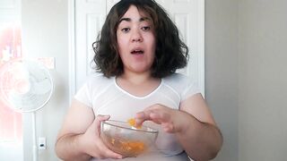 Stephanie Benitez eating a mango