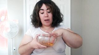 Stephanie Benitez eating a mango