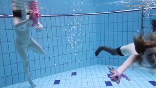 View sexiest girls swim nude inside the pool