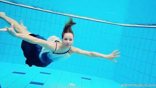 View sexiest girls swim nude inside the pool