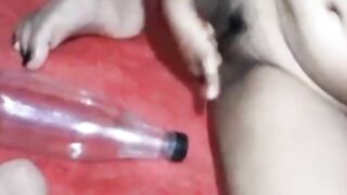 choot ki khujli mitane ko bottle hi choot me ghusa dali mai