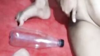 choot ki khujli mitane ko bottle hi choot me ghusa dali mai