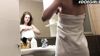 DOEGIRLS - Slender sluts Sienna Kim Masturbates Inside The Bathtub