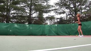 Tennislehrer fickt zwei Schuelerinnen auf dem Platz sixty nine