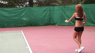 Tennislehrer fickt zwei Schuelerinnen auf dem Platz sixty nine