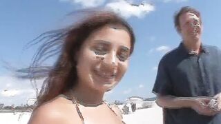 Am Strand abgeschleppt und gefickt