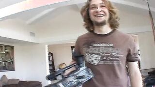 Die Putzfrau auf der Couch gebumst sie mag ihren Job