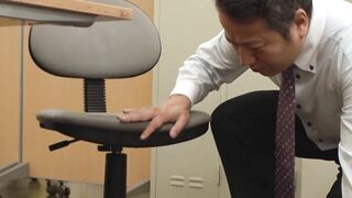 https://bit.ly/3mvVbPU　"Don't look ... pissing drips ..." A chick into uniform who can't stand the satisfaction of incontinence inside a Japanese style restroom and is filled with diuretics and aphrodisiacs by a metamorphosis instructor.[Part 2]