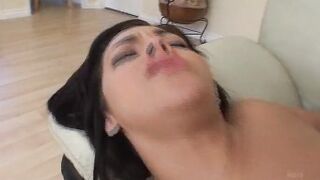Brunettes Teenie wird von mir verwoehnt