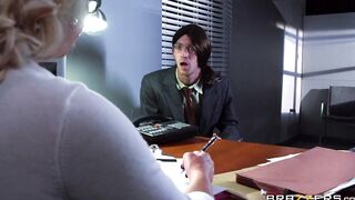 Kinky cougar Phoenix Marie Loves Penis - Brazzers