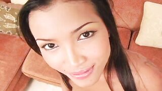 Junge Thai wird Hardcore into ihre kleine enge Fotze gefickt