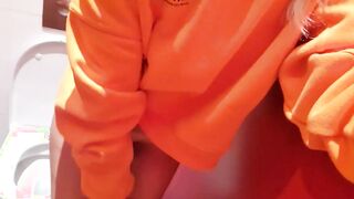 She can't wait anymore Risky masturbation into aeroport restroom