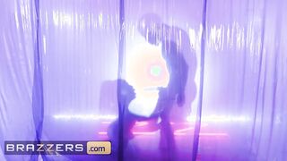Brazzers - Isiah Maxwell Can't Resist The Insatiable Luna Model & He Oils Her Up & Fucks Her Booty