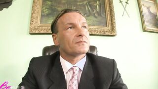 Jeder darf mal ran. Notgeile Studentin fickt fuer Eliteuni