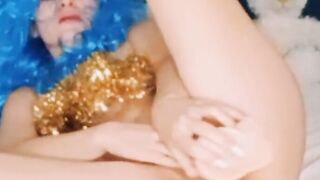 Turned On Malvina masturbates until she squirts