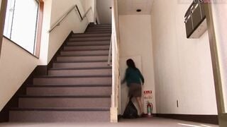 Asiatische Hausfrau im Alltag gefickt