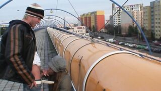 Public an der Zugstation gefickt
