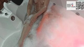 Cutie jacuzzi solo with a long vibrator.