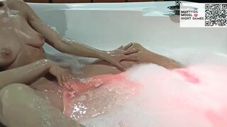 Cutie jacuzzi solo with a long vibrator.