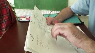 Schuelerin wird mit dem Rohrstock bestraft