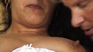 Unerfahrenes bimbos das erste mal beim Porno Casting