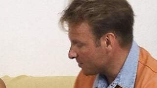 Unerfahrenes bimbos das erste mal beim Porno Casting