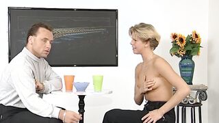 Geiles blondes Luder auf dem Barhocker gefickt