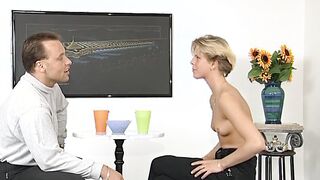 Geiles blondes Luder auf dem Barhocker gefickt