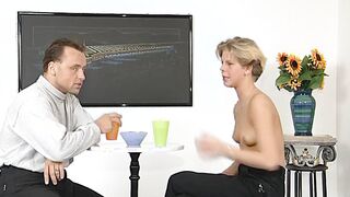 Geiles blondes Luder auf dem Barhocker gefickt